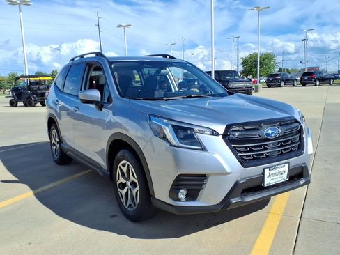 Used 2024 Subaru Forester Premium AWD/4WD image 6