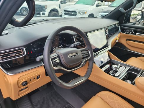 Used 2025 Jeep Grand Wagoneer Series III w/ Rear Seat Video Group 1 AWD/4WD image 22