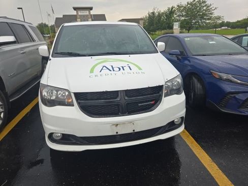 Used 2018 Dodge Grand Caravan SE FWD image 2