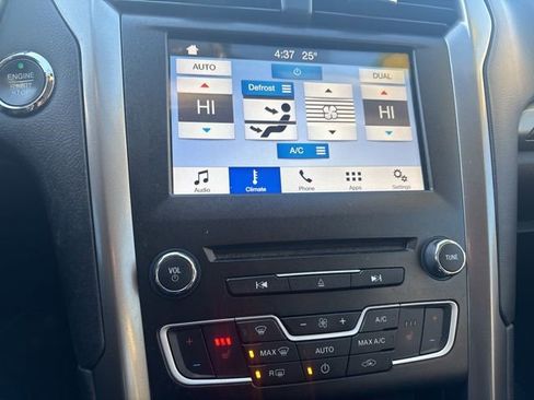 Used 2017 Ford Fusion SE w/ Fusion SE Technology Package image 25