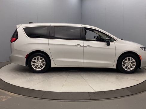Used 2024 Chrysler Pacifica Touring-L FWD image 6