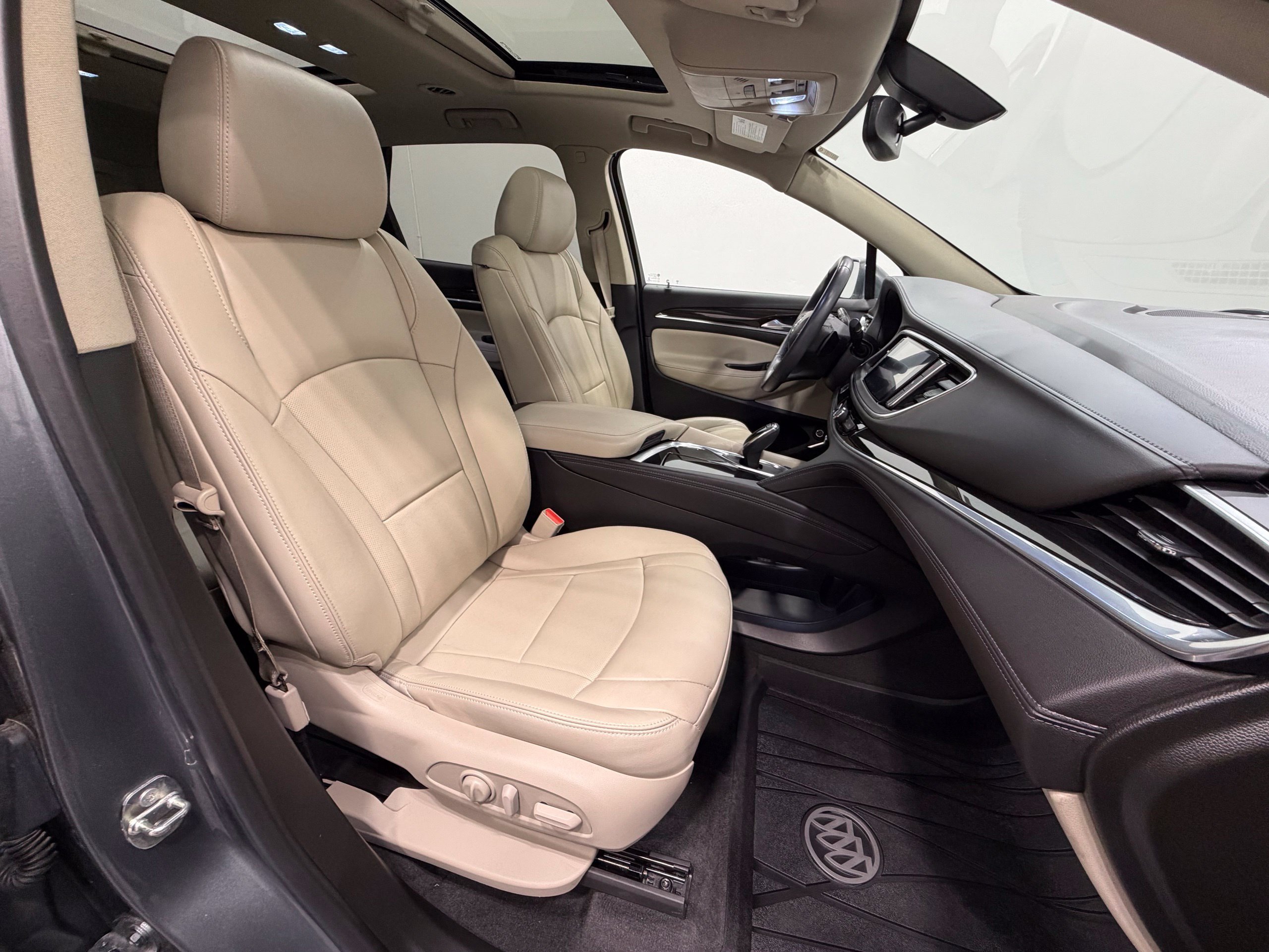 Used 2020 Buick Enclave Essence w/ Sound and Sites Package AWD/4WD image 32