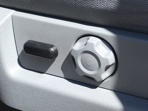 Used 2011 Ford F150 XLT w/ XLT Chrome Pkg image 19