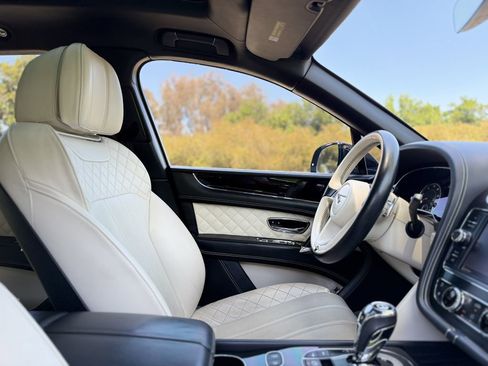 Used 2017 Bentley Bentayga AWD/4WD image 25