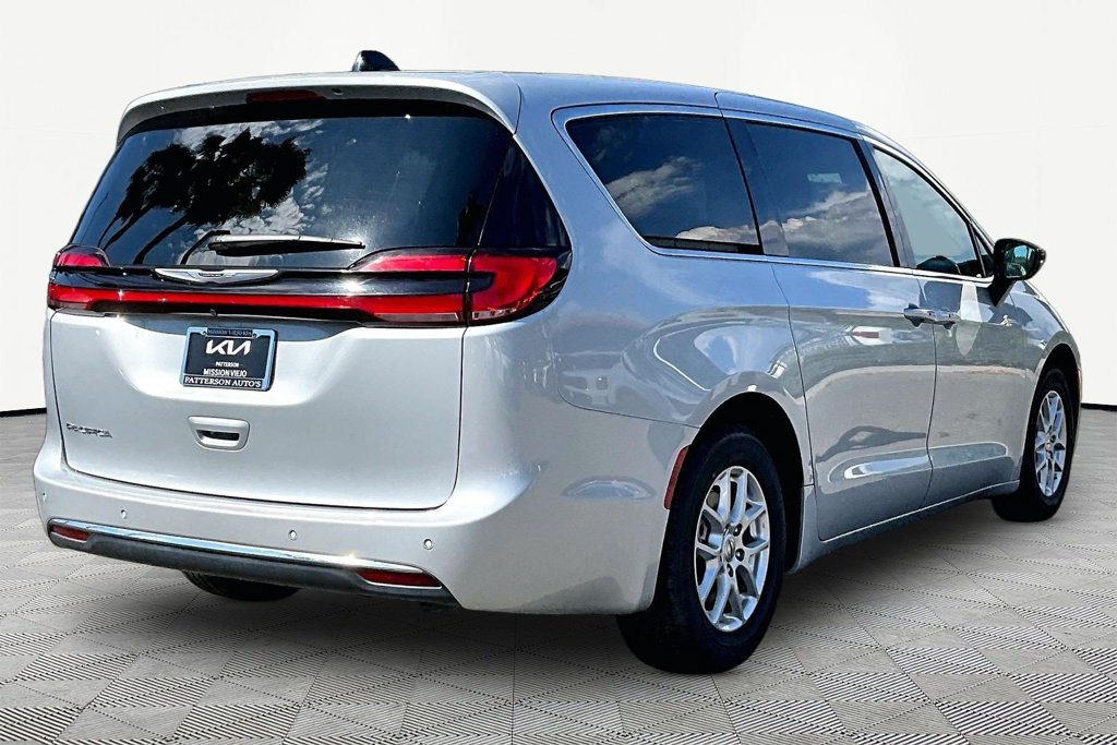 Used 2024 Chrysler Pacifica Touring-L FWD image 2