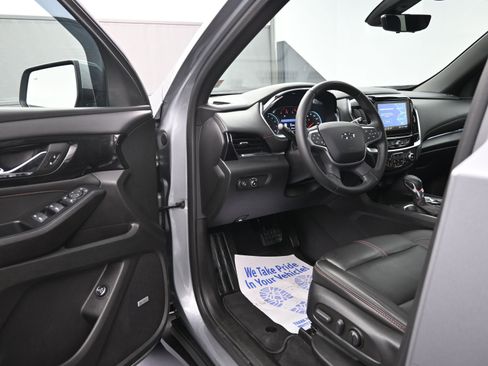 Used 2023 Chevrolet Traverse RS image 9