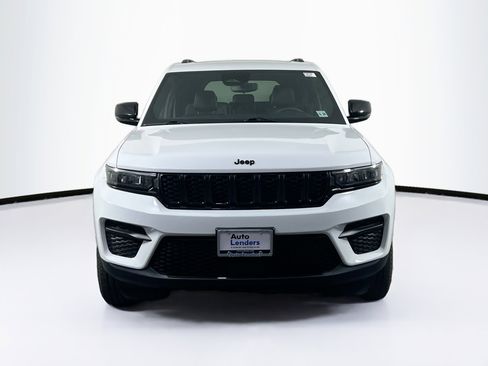 Used 2023 Jeep Grand Cherokee Altitude image 2