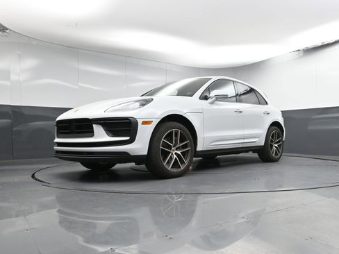 Certified 2025 Porsche Macan image 30