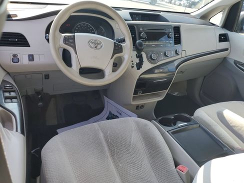 Used 2011 Toyota Sienna LE w/ Towing Pkg FWD image 9