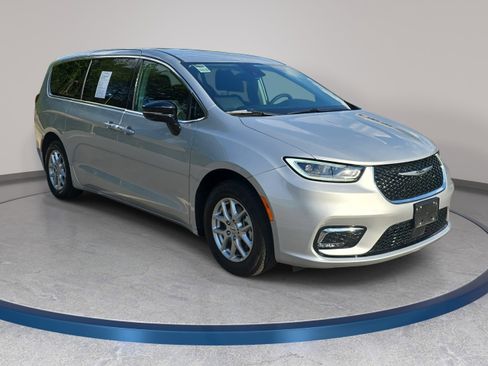 Used 2024 Chrysler Pacifica Touring-L FWD image 3