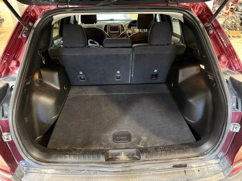 Used 2019 Jeep Cherokee Latitude w/ Popular Appearance Group AWD/4WD image 24