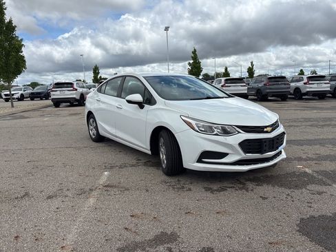 Used 2017 Chevrolet Cruze LS FWD image 11