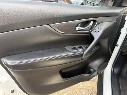 Used 2016 Nissan Rogue SV FWD image 6