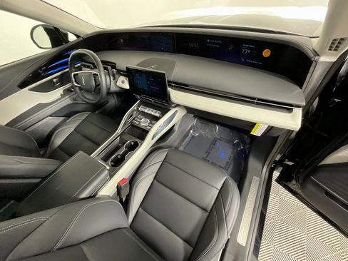 Used 2025 Lincoln Nautilus Premier image 19