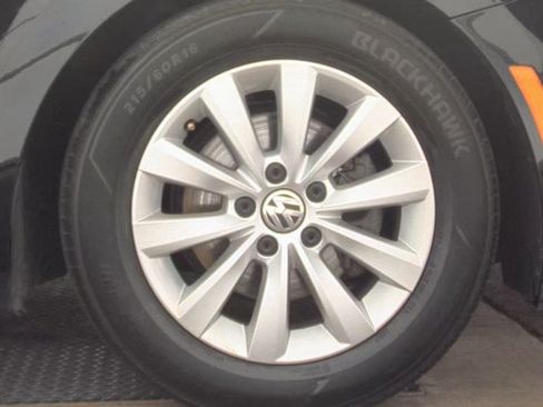 Used 2016 Volkswagen Beetle 1.8T FWD image 9