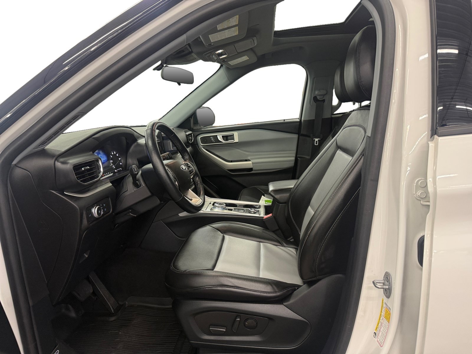 Used 2022 Ford Explorer XLT w/ Equipment Group 202A AWD/4WD image 9