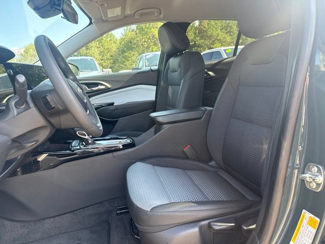 Used 2025 Chevrolet Trax LT FWD image 17