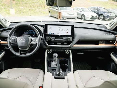 Used 2024 Toyota Grand Highlander Platinum image 12