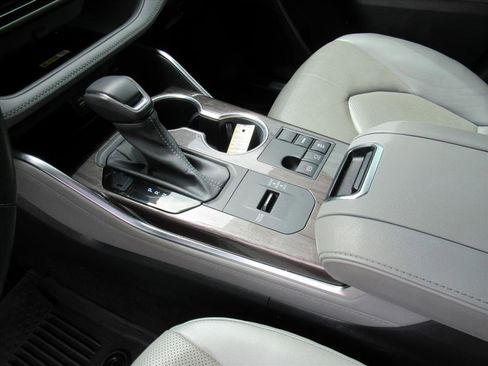 Used 2023 Toyota Highlander Limited image 18