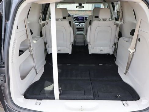 Used 2018 Chrysler Pacifica Touring-L Plus FWD image 36