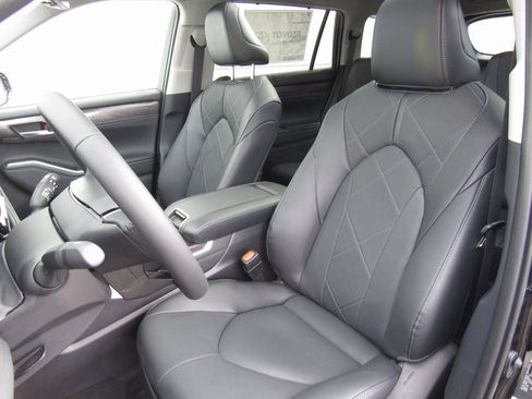 New 2025 Toyota Highlander Platinum image 12