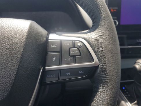 Used 2025 Toyota Sienna XLE image 23