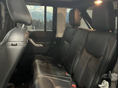 Used 2015 Jeep Wrangler Unlimited Rubicon w/ Connectivity Group image 16
