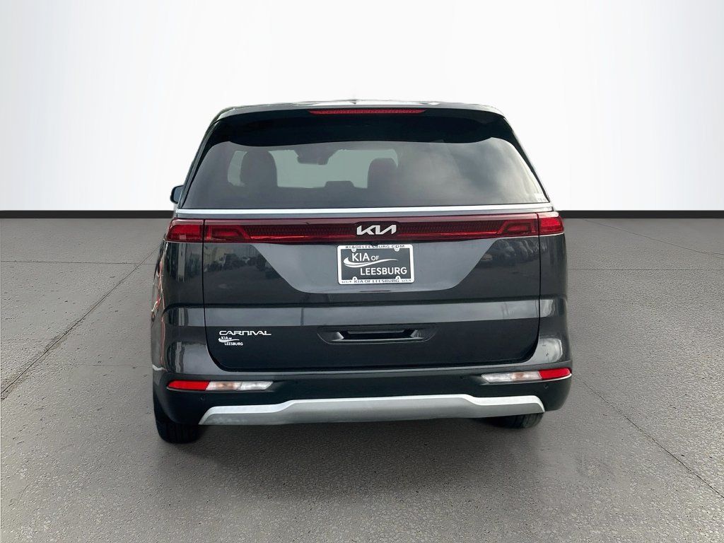 Used 2023 Kia Carnival LX FWD image 6