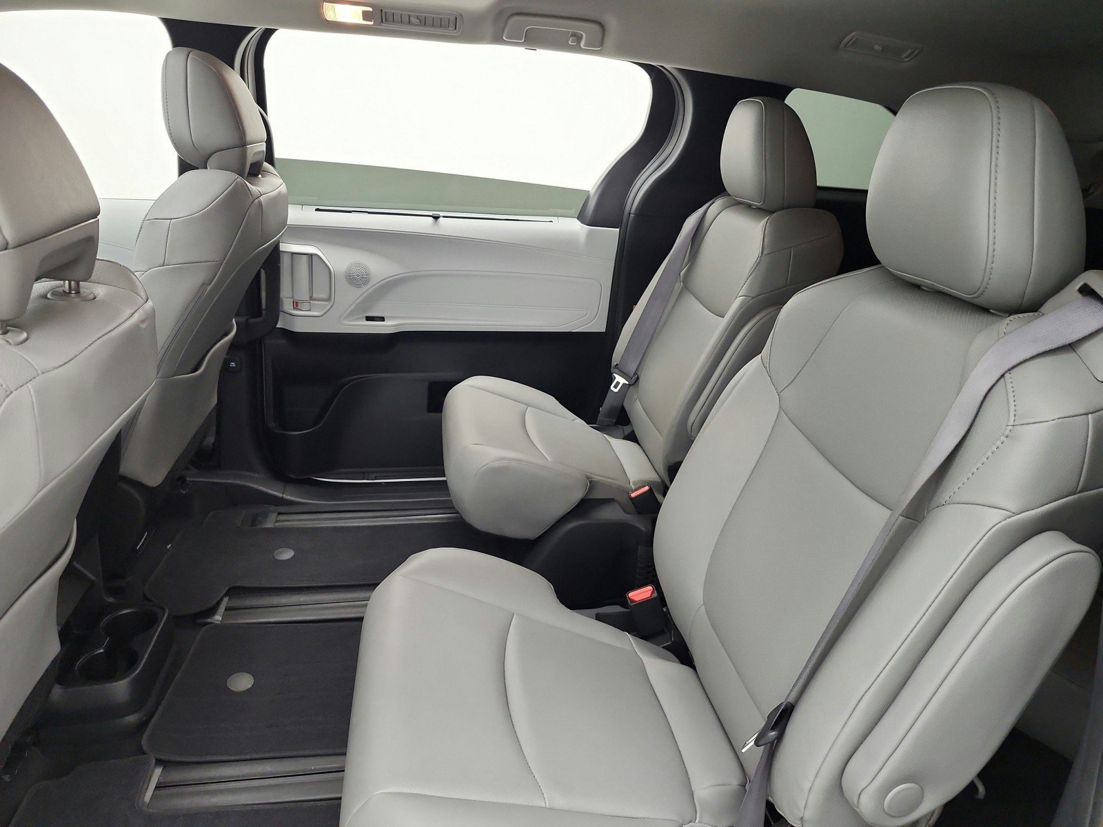 Used 2025 Toyota Sienna XLE w/ XLE Plus Package AWD/4WD image 16