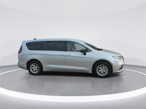 Used 2024 Chrysler Pacifica Touring-L image 9
