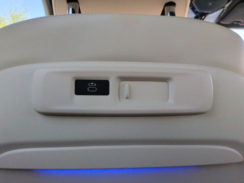 Used 2022 BMW X5 M50i w/ Executive Package image 38