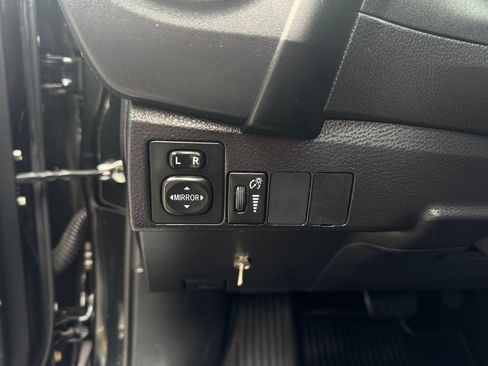 Used 2017 Toyota Corolla SE w/ Carpet Mat Package (TMS) FWD image 12