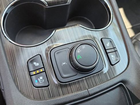 Used 2023 GMC Acadia SLT w/ Elevation Edition image 27