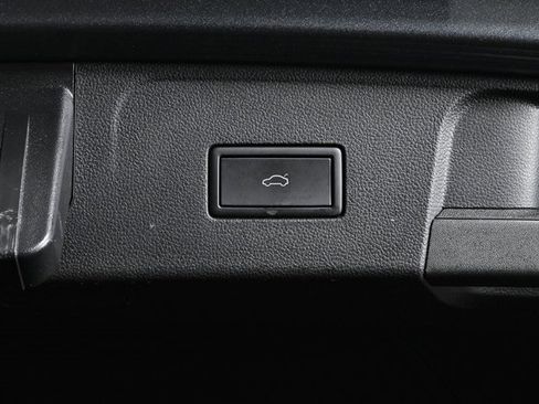 Certified 2025 Volkswagen Atlas SE image 23