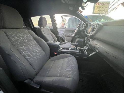 Used 2018 Toyota Tacoma TRD Sport image 18