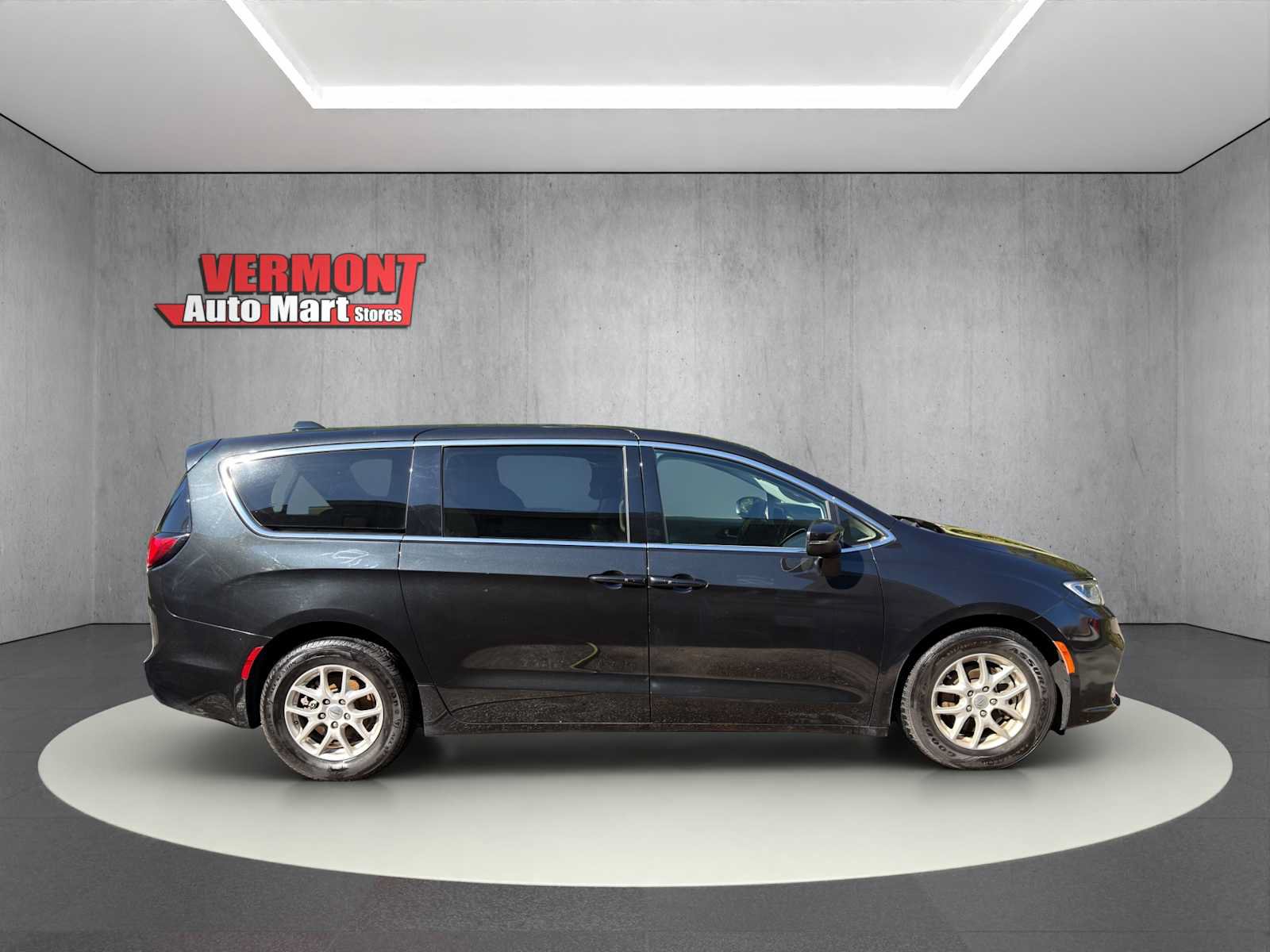 Used 2023 Chrysler Pacifica Touring-L FWD image 9