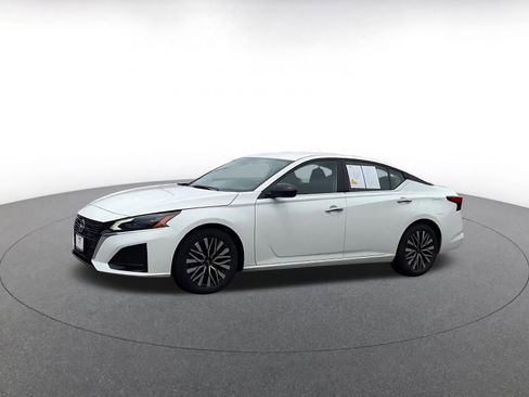 Used 2025 Nissan Altima 2.5 SV FWD image 8