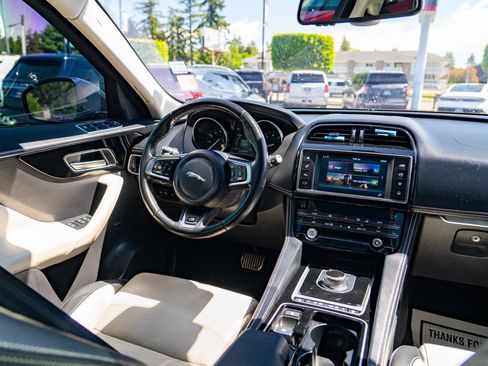 Used 2018 Jaguar F-PACE R-Sport AWD/4WD image 25