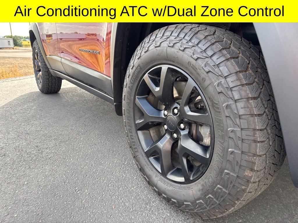 Used 2017 Jeep Cherokee Trailhawk AWD/4WD image 8