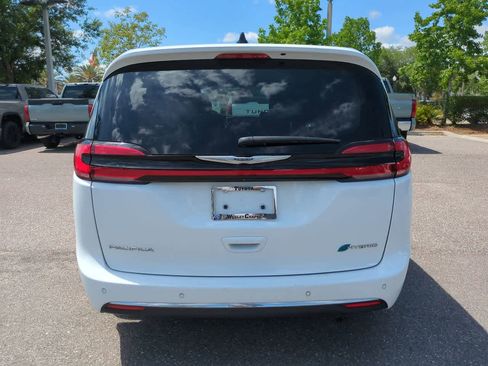 Used 2024 Chrysler Pacifica Limited FWD image 5