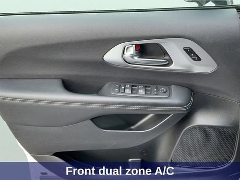 Used 2025 Chrysler Pacifica Limited image 14