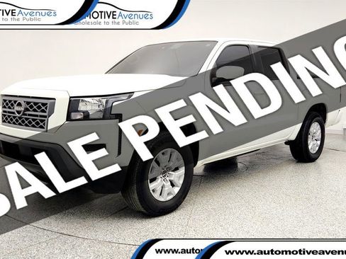 Used 2022 Nissan Frontier SV image 1
