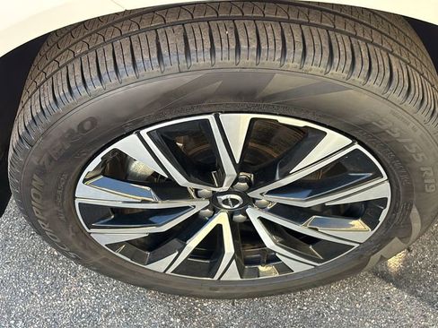 Certified 2025 Volvo XC60 B5 Plus AWD/4WD image 32