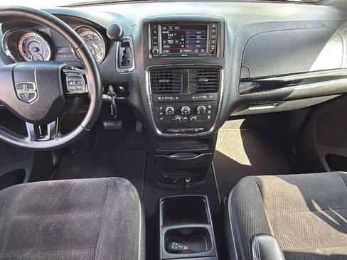 Used 2018 Dodge Grand Caravan SE image 28