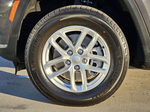 New 2025 Jeep Grand Cherokee L Laredo image 12