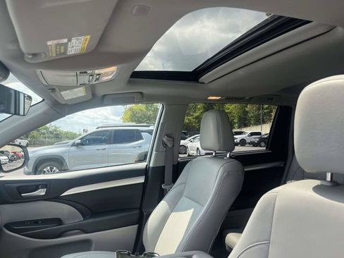 Used 2018 Toyota Highlander XLE AWD/4WD image 23