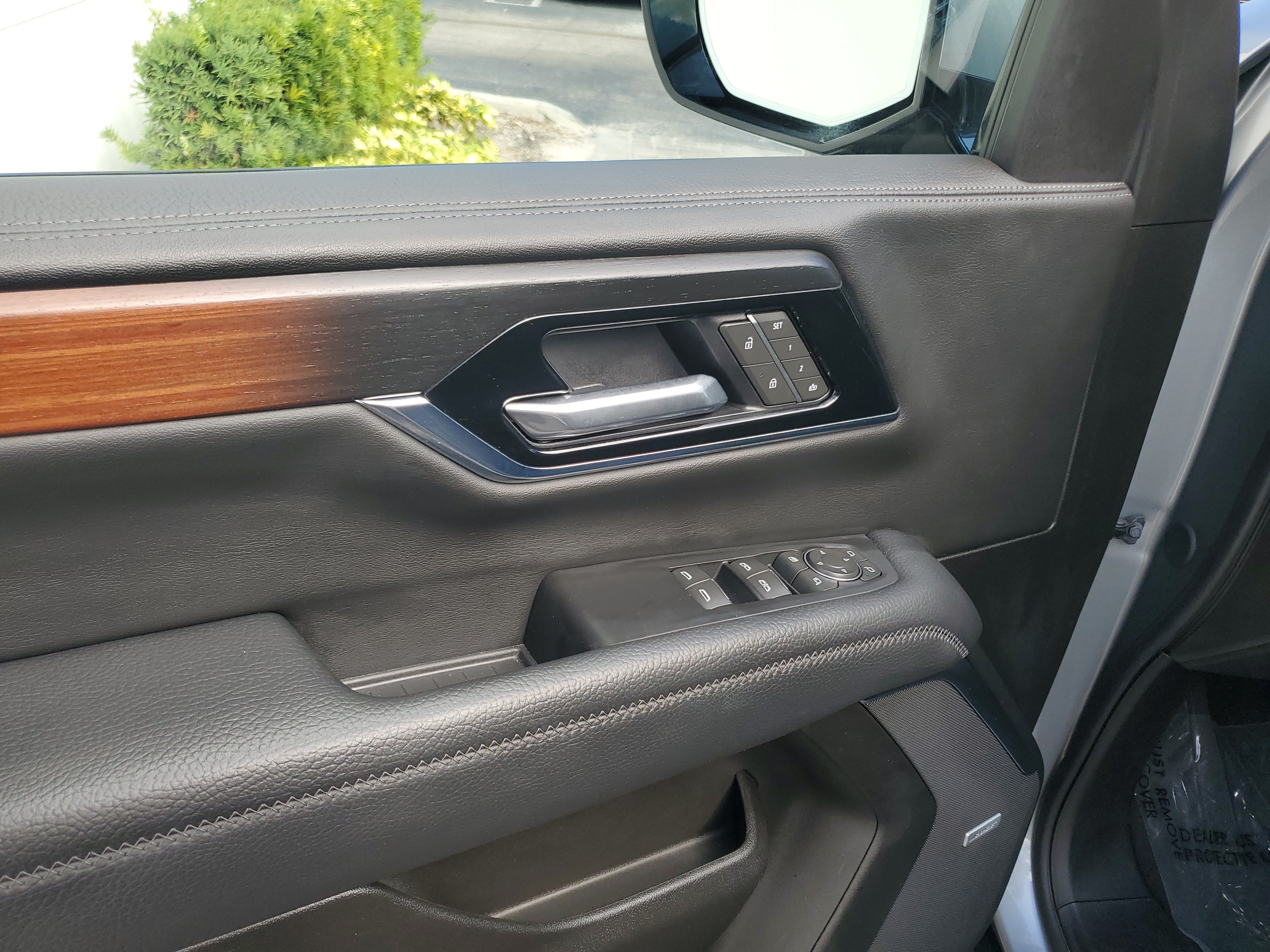 Used 2025 GMC Yukon XL Denali AWD/4WD image 21
