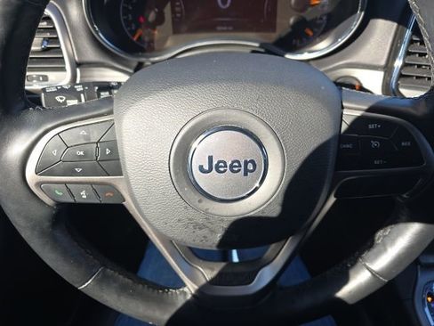 Used 2021 Jeep Grand Cherokee Laredo X image 12