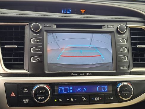 Used 2019 Toyota Highlander XLE FWD image 24