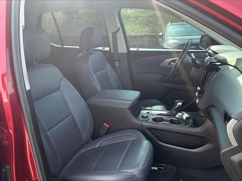 Used 2021 Chevrolet Traverse LT image 7